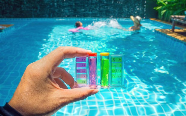 ph level of swimming pool water